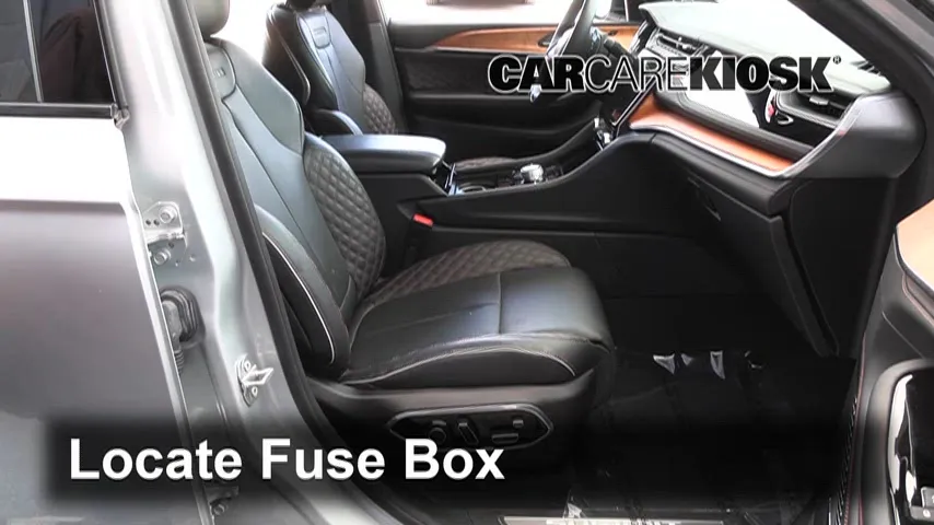 2022 Jeep Grand Cherokee Summit 5.7L V8 Fusible (interior)